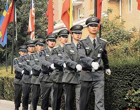 在小區(qū)門口發(fā)生搶劫事件時(shí)，物業(yè)保安是否負(fù)有相關(guān)責(zé)任