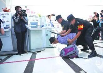 銀行內(nèi)遇搶劫咋應(yīng)對(duì)？襄陽戎安保安公司演練給答案